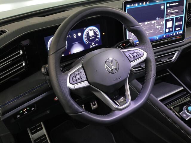 Volkswagen TIGUAN 1.5 eHybrid R-Line Edition 272 pk Automaat (DSG) | Verlengde garantie | Navigatie | Panoramadak | Trekhaak (wegklapbaar) | Parkeersensoren (Park assist) | Rondomzicht camera | Stoelverwarming v/a |