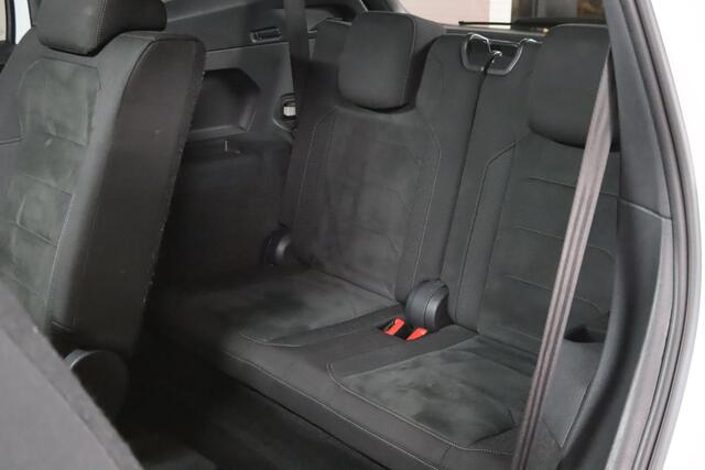 Volkswagen TIGUAN Allspace 1.5 TSI R-line 7-Persoons Trekhaak, Panorama dak, ACC, Virtual Cockpit, Apple Carplay/Android Auto, Alcantara
