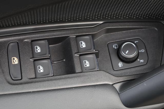 Volkswagen TIGUAN 1.5 eHybrid R-Line Edition 200KW/272PK DSG Hybride, Elektr. panoramisch schuif- kanteldak, LED Matrix IQ.Light, rondomzichtcamera (360°), achteruitrijcamera, verwarmbare massagestoelen, Apple Carplay & Android Auto, 3-zone Climatronic, draadloze telefoonl