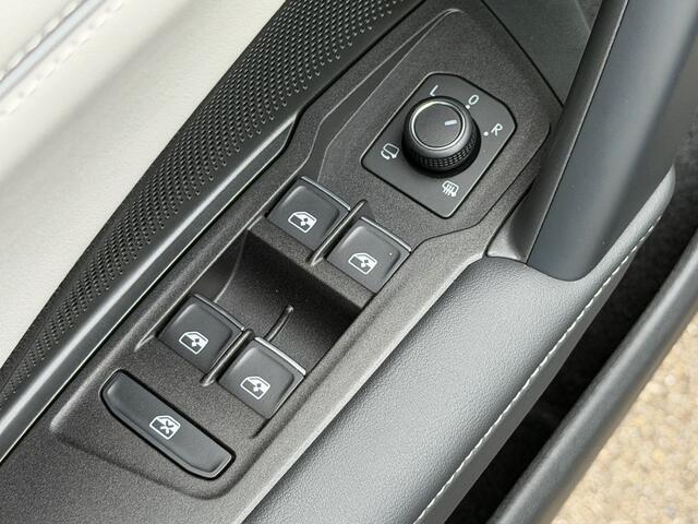 Volkswagen TIGUAN 1.5 eHybrid Elegance | Panoramadak | Head-up | 20 inch | Trekhaak | 360 camera | Rijklaar incl. garantie