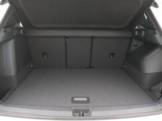 Volkswagen TIGUAN 1.5 eHybrid R-Line Edition 272PK DSG Black Style, Trekhaak, Pano-Schuifdak, Achterruitrijcamera, Keyless, Side Assist, Navi via Apple Carplay/Android Auto, 20" LM Velgen, Adaptieve Cruise Control, Stoel-Stuurverwarming, Elektr. Achterklep