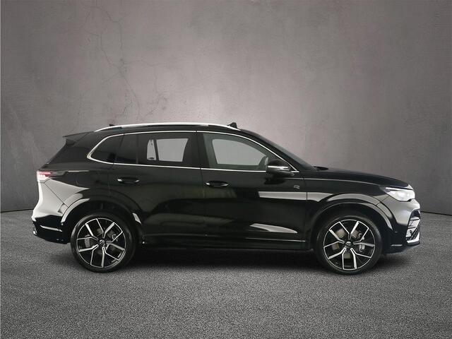 Volkswagen TIGUAN R-Line Edition 1.5 TSI eHybrid 272pk DSG Automaat Trekhaak, Panoramadak, Adaptive cruise control, Elektrische achterklep, Achteruitrijcamera