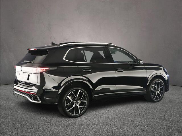 Volkswagen TIGUAN R-Line Edition 1.5 TSI eHybrid 272pk DSG Automaat Trekhaak, Panoramadak, Navigatie, Adaptive cruise control, Achteruitrijcamera, Elektrische achterklep