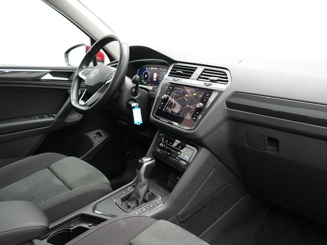 Volkswagen TIGUAN 1.4 TSI eHybrid Elegance Plug In Hybrid 245pk Dealer O.H. PHEV | Trekhaak Af Fabriek | Panodak | Head Up | Adaptive Cruise | 360 Camera | Alcantara Stoelen Massage & Verwarmd | IQ Light | Sfeerverlichting | Stuur Verwarmd | Apple Carplay |