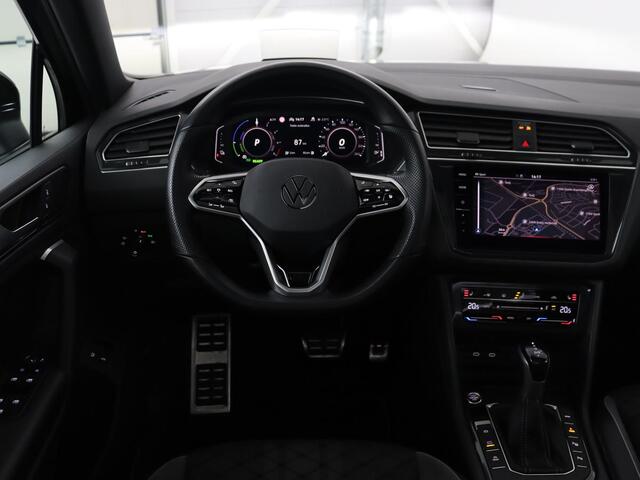 Volkswagen TIGUAN 1.4 TSI eHybrid R Line | Panoramadak | Head-Up | Trekhaak | Stoelverwarming | Camera | Park Assist | Carplay | Matrix LED | Navigatie | Stuurverwarming | PHEV | Plug In