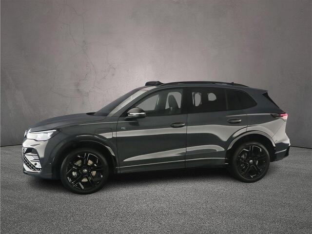 Volkswagen TIGUAN R-Line Edition 1.5 TSI eHybrid 272pk DSG Automaat Trekhaak, Panoramadak, Harman Kardon audio, Adaptive cruise control, Black Style, Achteruitrijcamera