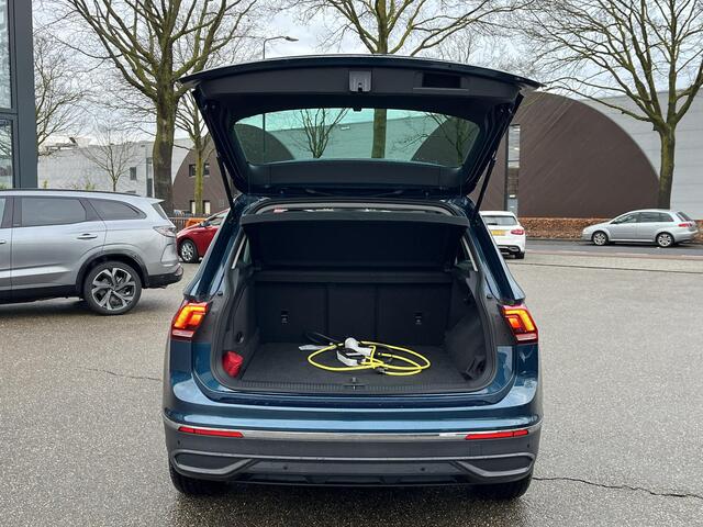 Volkswagen TIGUAN 1.4 eHybrid OPF DSG Life 24.000KM!!| SUPER COMPLETE AUTO| DIG. DASH| STOEL + STUURVERWARMING| CARPLAY | NET ONDERHOUD GEHAD, RIJKLAAR INCL 12 MND. BOVAG GARANTIE|