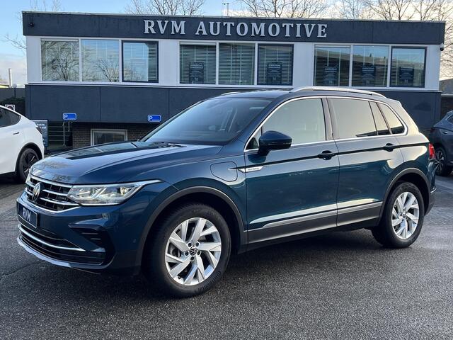 Volkswagen TIGUAN 1.4 TSI eHybrid PHEV SUPER COMPLEET| SCHUIF/ KANTELDAK| DODE HOEK| ELEK. ACHTERKLEP| DIG. DASH | CAMERA| STOELVERWARMING| RIJKLAAR GELEVERD INCL. 12 MND BOVAG GARANTIE