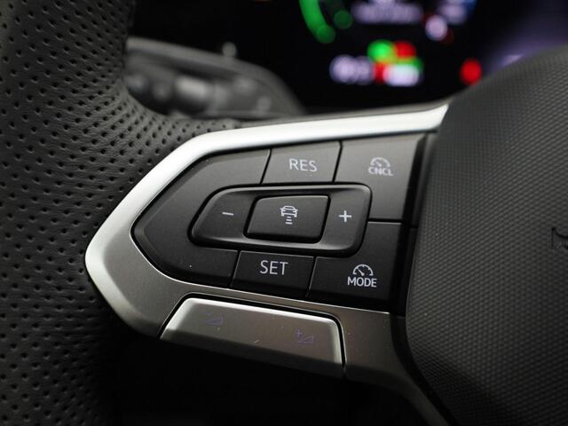 Volkswagen TIGUAN 1.5eHybrid 200kW/272PK R-Line DSG · Panoramadak · Trekhaak · Massagefunctie · Camera · Apple/Android Carplay · Garantie t/m 30-03-2030 of 100000km.