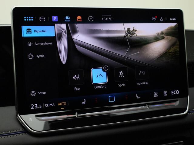 Volkswagen TIGUAN 1.5eHybrid 200kW/272PK R-Line DSG · Panoramadak · Trekhaak · Massagefunctie · Camera · Apple/Android Carplay · Garantie t/m 30-03-2030 of 100000km.