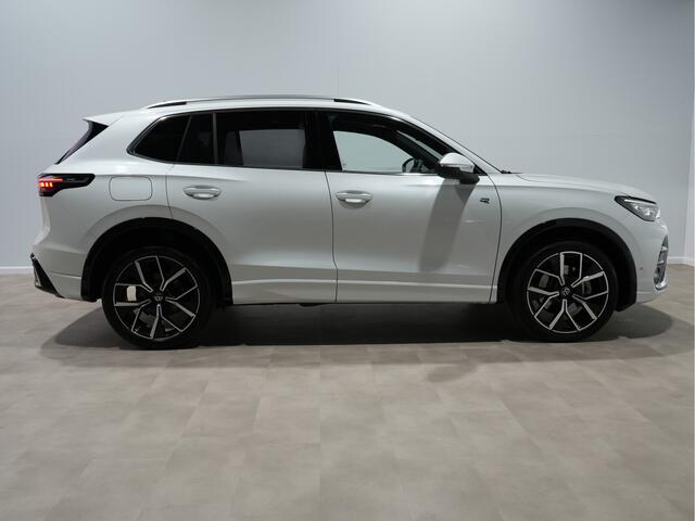 Volkswagen TIGUAN 1.5 eHybrid 204pk R-Line Edition Panorama Navigatie Stoel/Stuurverwarming 360 Camera Carplay Halsteren