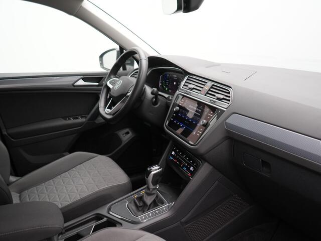 Volkswagen TIGUAN 1.4 TSI eHybrid Life Plug In Hybrid 245pk Dealer O.H. PHEV | Trekhaak Af Fabriek | Adaptive Cruise | Sportstoelen & Stuur Verwarmd | Virtual | Keyless | Blis | Navigatie | DAB |