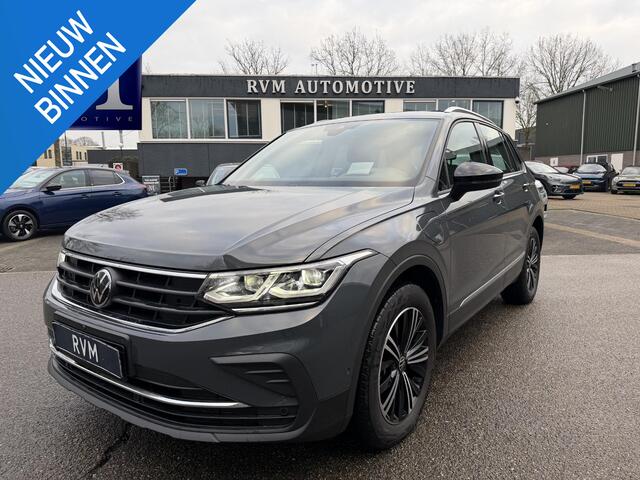 Volkswagen TIGUAN 1.4 TSI eHybrid Active PHEV 245PK COMPLEET!| HUD HEAD-UP DISPLAY | PANODAK | ELEKTRISCHE TREKHAAK | 360 CAMERA | VIRTUAL DISPLAY |WINTERPACK STUUR + STOELVERWARMING | DEALER ONDERHOUDEN |
