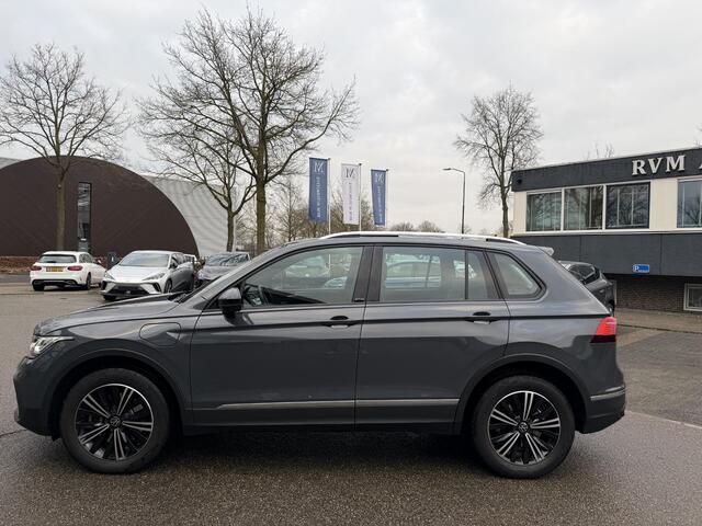 Volkswagen TIGUAN 1.4 TSI eHybrid Active PHEV 245PK COMPLEET!| HUD HEAD-UP DISPLAY | PANODAK | ELEKTRISCHE TREKHAAK | 360 CAMERA | VIRTUAL DISPLAY |WINTERPACK STUUR + STOELVERWARMING | DEALER ONDERHOUDEN |