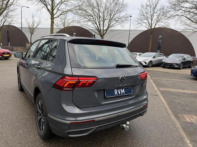 Volkswagen TIGUAN 1.4 TSI eHybrid Active PHEV 245PK COMPLEET!| HUD HEAD-UP DISPLAY | PANODAK | ELEKTRISCHE TREKHAAK | 360 CAMERA | VIRTUAL DISPLAY |WINTERPACK STUUR + STOELVERWARMING | DEALER ONDERHOUDEN |