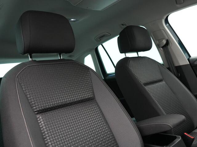 Volkswagen TIGUAN 1.4 eHybrid Active Plug In Hybrid 245pk Dealer O.H. PHEV | Adaptive Cruise | 360 Camera | IQ Light | Voorstoelen & Stuur Verwarmd | Sfeerverlichting | Apple Carplay | Virtual | Keyless | Blis | Navigatie | DAB |