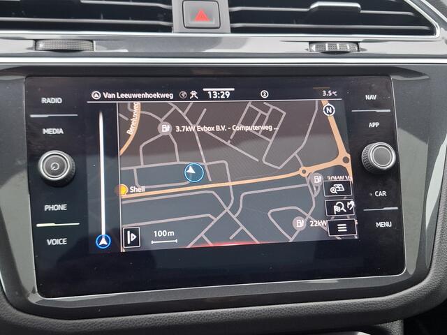 Volkswagen TIGUAN 1.5 TSI R-Line Business+ | Navigatie | LM Velgen 29" | Elektrisch Glazen Panoramadak | Voorstoelen/Stuur/Achterbank Verwarmd | Cruise Control Adaptief | Achteruitrijcamera | Airco |