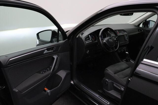 Volkswagen TIGUAN 1.4 TSI ACT Connected Series 2017 | Trekhaak | Massage Stoel | Airco | Panoramadak | Cruise Control Adaptief | Stoelverwarming | DAB Radio | Carplay | Achtreruitrij Camera | Navigatie | Boekjes | 2 Sleutels