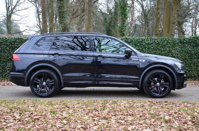 Volkswagen TIGUAN Allspace 1.5 TSI Highline Business R Line 7 Persoons.. Automaat/Navi/Pdc/Ecc/Led/Virtual dashboard/Achteruitrijcamera/Panoramadak/Cr-Controle/19-Inch Lmv/Trekhaak elektrisch uitklapbaar/2X R Line/Stoelverwarming