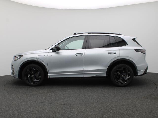 Volkswagen TIGUAN 1.5 eHybrid R-Line Edition 272PK DSG Pano-Schuifdak, Trekhaak, Black Style, Navi via Apple Carplay/Android Auto, Stoel-Stuurverwarming, 19" LM Velgen, Keyless, Side Assist, Elektr. Achterklep