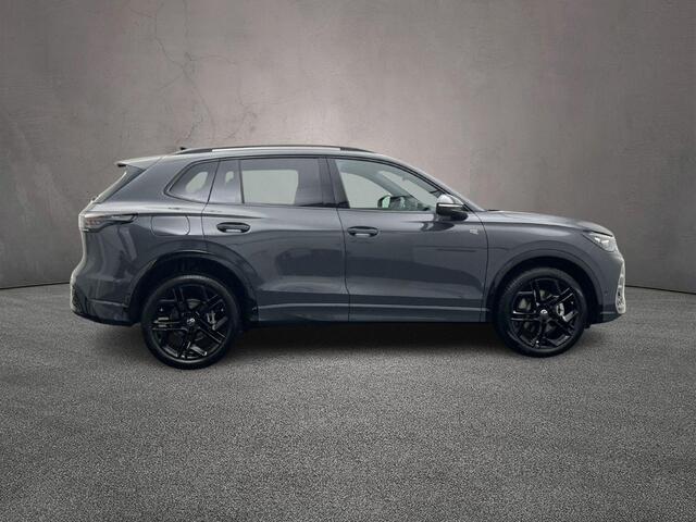 Volkswagen TIGUAN R-Line Edition 1.5 TSI eHybrid 272pk DSG Automaat Trekhaak, Panoramadak, Harman Kardon audio, Adaptive cruise control, Black style, Navigatie