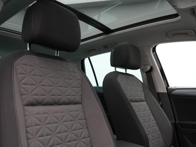 Volkswagen TIGUAN 1.4 TSI eHybrid Elegance Plug In Hybrid 245pk Dealer O.H. PHEV | Trekhaak Af Fabriek | Panodak | Adaptive Cruise | Camera | Stuur Verwarmd | Apple Carplay | Keyless | Blis | Navigatie | DAB |