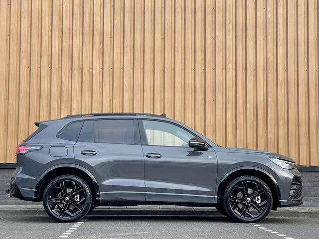 Volkswagen TIGUAN 1.5 eHybrid R-Line Edition | Black Style | Panoramadak | Elektrische Trekhaak | 20" Lichtmetaal | Head-Up Display | Massage Stoelen | Dodehoeksensor | Lane Assist | Sportstoelen |