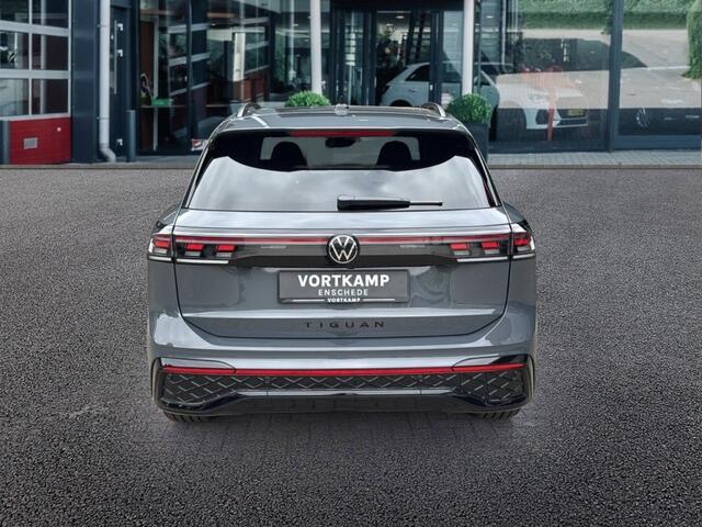 Volkswagen TIGUAN 1.5 TSI e-HYBRID 272 PK R-LINE BLACK-OPTIK PANO-DAK/CAMERA/TREKHAAK/NAVI/CARPLAY