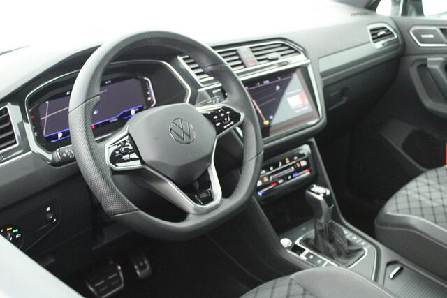 Volkswagen TIGUAN 1.5 TSI 150pk DSG R-Line Business+ Black Style Trekhaak Camera harman/kardon Keyless Head-Up Keyless Panoramadak Navigatie