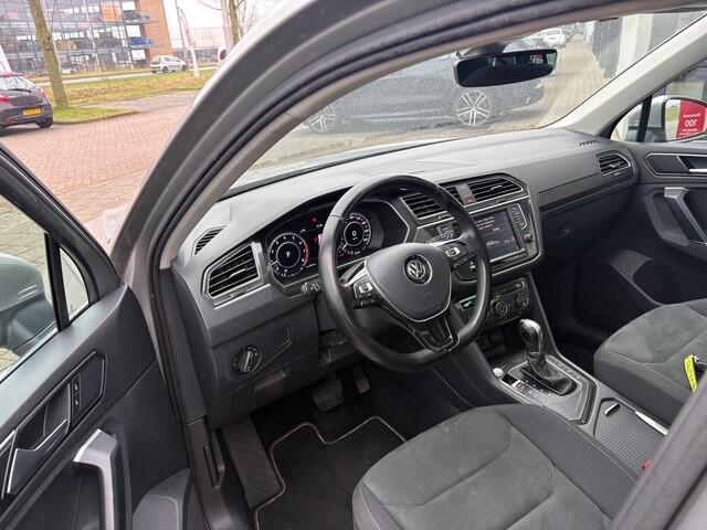 Volkswagen TIGUAN 1.4 TSI ACT Comfortline Business R | Navi | Pano | Trekhaak | 103.333 km Dealeronderhouden