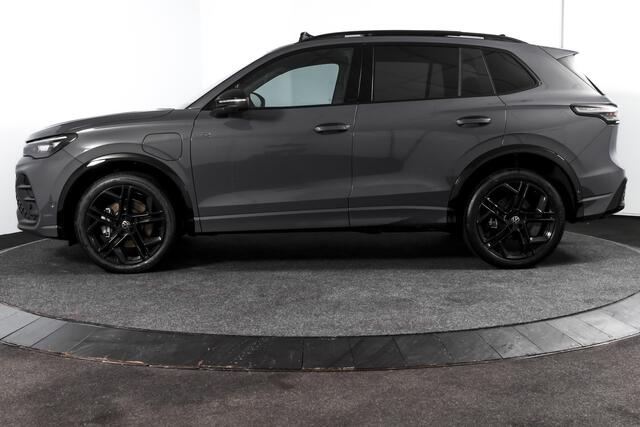 Volkswagen TIGUAN 1.5 eHybrid 272 PK R-Line Edition | Black Style | Assistance Plus | Elek. Trekhaak | S/K-panodak | Adapt. Cruise | Stoel-+stuurverw. | NAV+App. Connect | 360 Camera | LM 20" |