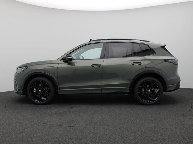 Volkswagen TIGUAN 1.5 eHybrid R-Line Edition 272PK DSG Pano-Schuifdak, Black Style, Trekhaak, 20" LM Velgen, Head-Up Display, Matrix LED-Verlichting, 360gr. Camera, Navi, Elektr. Achterklep