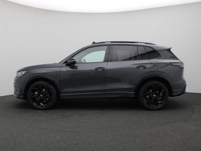 Volkswagen TIGUAN 1.5 eHybrid R-Line Edition 272PK DSG Pano-Schuifdak, Black Style, Trekhaak, 20" LM Velgen, Head-Up Display, Matrix LED-Verlichting, 360gr. Camera, Navi, Elektr. Achterklep