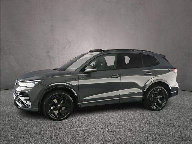 Volkswagen TIGUAN R-Line Edition 1.5 TSI eHybrid 272pk DSG Automaat Trekhaak, Panoramadak, Black Style, Adaptive cruise control, Elektrische achterklep, Achteruitrijcamera