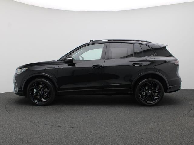 Volkswagen TIGUAN 1.5 eHybrid R-Line Edition 272PK DSG Pano-Schuifdak, Black Style, Trekhaak, 20" LM Velgen, Head-Up Display, Harman Kardon, Matrix LED-Verlichting, 360gr. Camera, Navi, Elektr. Achterklep