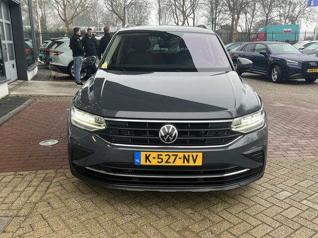 Volkswagen TIGUAN 1.5 TSI DSG Life Business / Navigatie / Achteruitrij camera / Zwenkbare trekhaak / 17'' LMV