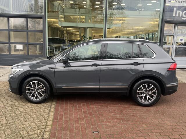 Volkswagen TIGUAN 1.5 TSI DSG Life Business / Navigatie / Achteruitrij camera / Zwenkbare trekhaak / 17'' LMV