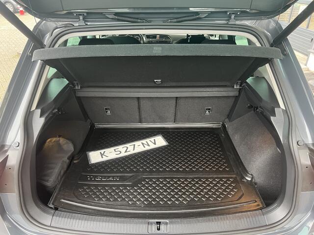 Volkswagen TIGUAN 1.5 TSI DSG Life Business / Navigatie / Achteruitrij camera / Zwenkbare trekhaak / 17'' LMV