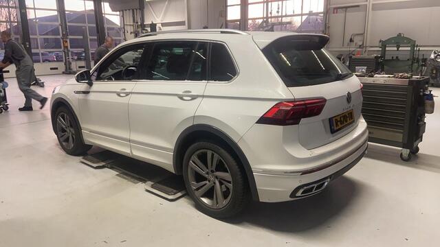 Volkswagen TIGUAN 1.5 TSI R-Line Business+ NL auto 1e eigenaar nieuw door ons geleverd en onderhouden LED Matrix easy open keyless R Line in en exterieur