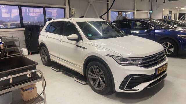 Volkswagen TIGUAN 1.5 TSI R-Line Business+ NL auto 1e eigenaar nieuw door ons geleverd en onderhouden LED Matrix easy open keyless R Line in en exterieur