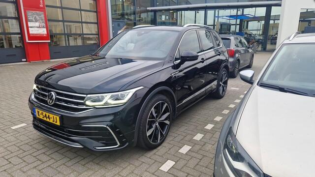 Volkswagen TIGUAN 1.5 TSI R-Line Business+ High-end geluidsysteem, 20 Inch wielen, panoramadak, navigatie, electrische achterklep, stuurwielverwarming, stoelverwarming, dode hoekdetectie, carplay, Parkassist,
