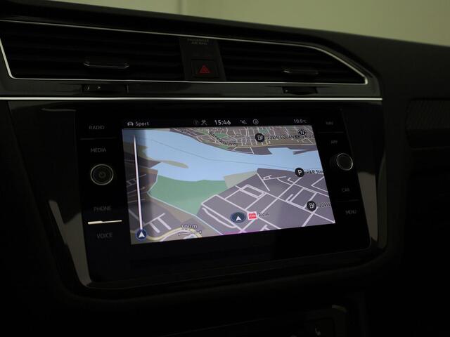 Volkswagen TIGUAN 1.4 TSIeHybrid 180kW/245PK R-Line DSG · Panoramadak · Camera + Parkeersensoren · Trekhaak