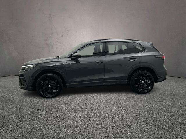 Volkswagen TIGUAN R-Line Edition 1.5 TSI eHybrid 272pk DSG Automaat Trekhaak, Panoramadak, Navigatie, Black style, Achteruitrijcamera, Elektrische achterklep