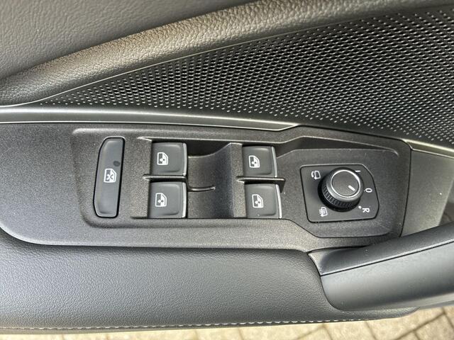 Volkswagen TIGUAN 1.5 272pk DSG eHybrid R-Line Edition · Panoramadak · Leder · Harman Kardon · 360 Camera · Wegklapbare Trekhaak · Stoelventilatie · Head-Up · Black Style · 20'' Inch · Garantie t/m 19-09-2029 of 100.000km