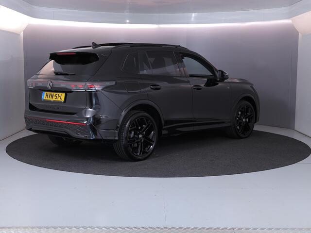 Volkswagen TIGUAN 1.5 eHybrid R-Line Edition 204 pk Automaat (DSG) | Verlengde garantie | Navigatie | Panoramadak | Trekhaak (wegklapbaar) | Parkeersensoren (Park assist) | Rondomzicht camera | Stoelverwarming v/a | R-Line |