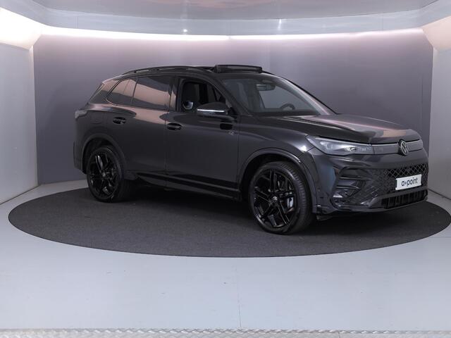 Volkswagen TIGUAN 1.5 eHybrid R-Line Edition 204 pk Automaat (DSG) | Verlengde garantie | Navigatie | Panoramadak | Trekhaak (wegklapbaar) | Parkeersensoren (Park assist) | Rondomzicht camera | Stoelverwarming v/a | R-Line |