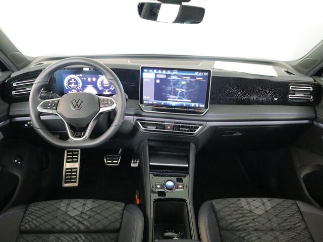 Volkswagen TIGUAN 1.5 eHybrid R-Line Edition 204 pk Automaat (DSG) | Verlengde garantie | Navigatie | Panoramadak | Trekhaak (wegklapbaar) | Parkeersensoren (Park assist) | Rondomzicht camera | Stoelverwarming v/a | R-Line |