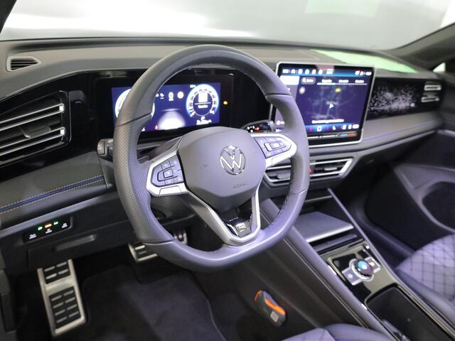 Volkswagen TIGUAN 1.5 eHybrid R-Line Edition 204 pk Automaat (DSG) | Verlengde garantie | Navigatie | Panoramadak | Trekhaak (wegklapbaar) | Parkeersensoren (Park assist) | Rondomzicht camera | Stoelverwarming v/a | R-Line |