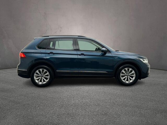 Volkswagen TIGUAN Life 1.5 TSI 150pk DSG Automaat Adaptive cruise control, LED matrix koplampen, Achteruitrijcamera, Stoelverwarming, Elektrische achterklep, App connect, Stuurwiel verwarmd