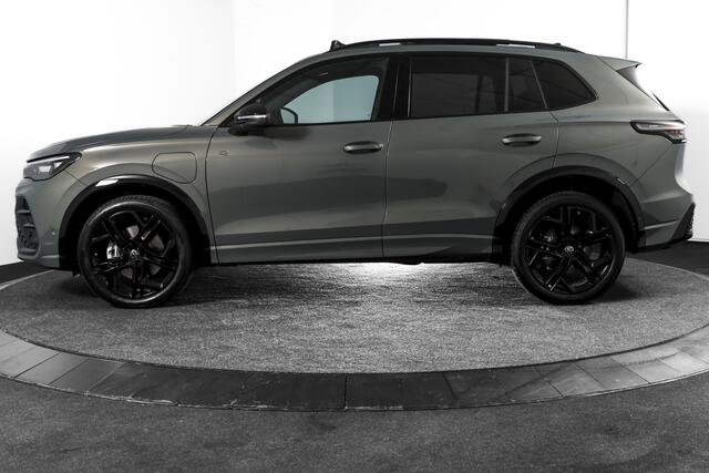 Volkswagen TIGUAN 1.5 eHybrid 272 PK R-Line | Black Style | Elek. Trekhaak | S/K-panodak | Adapt. Cruise | Stoel-+stuurverw. | Elek. Klep | Camera | PDC | App. Connect | LM 20" | 7936